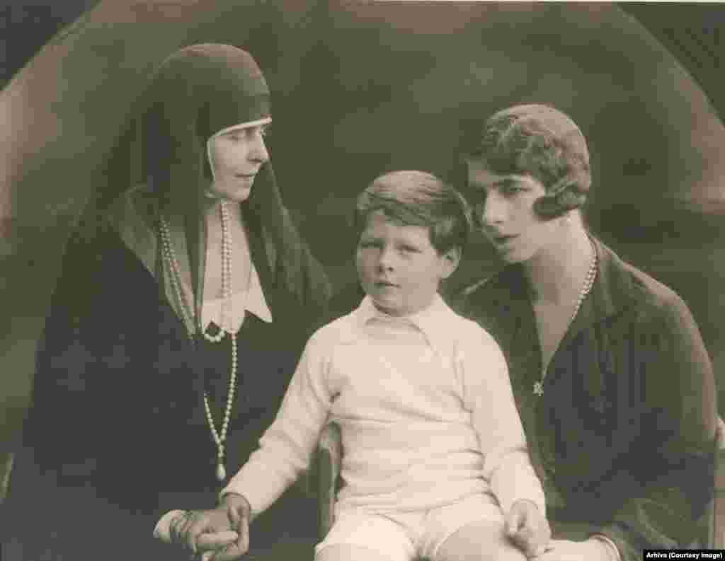 Maria îndoliată, alături de noră, prințesa Elena a Greciei, și micul Rege Mihai, după moartea Regelui Ferdinand, în 1927.