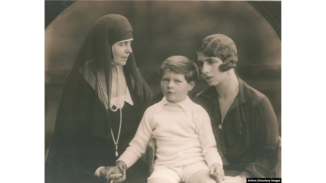 Regina Maria și Principesa-Mamă Elena, alături de micul rege Mihai, în iulie 1927, imediat după moartea Regelui Ferdinand. Tatăl lui Mihai, Carol renunțase la tron. Arhivele Naționale.