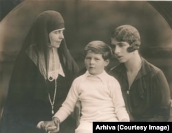 Regina Maria și Principesa-Mamă Elena, alături de micul rege Mihai, în iulie 1927, imediat după moartea Regelui Ferdinand. Tatăl lui Mihai, Carol renunțase la tron. Arhivele Naționale.