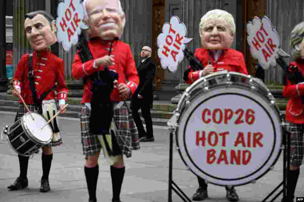 Az Oxfam emberi jogi szervezet önkéntesei is látványos demonstrációval készültek a glasgow-i klímacsúcsra. Nagy fejek tüntetésükön olyan politikusok bőrébe bújtak, mint Emmanuel Macron francia, Joe Biden amerikai elnök és Boris Johnson brit miniszterelnök