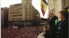 Regele Mihai, Regina Ana și Prințul Nicolae la 26 aprilie 1992 în balconul hotelului Continental de pe Calea Victoriei. Regele li s-a adresat românilor după 45 de ani de la abdicarea pe care comuniștii l-au șantajat să o semneze, sub amenințarea uciderii a 1.000 de tineri.