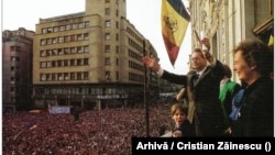 Regele Mihai, Regina Ana și Prințul Nicolae la 26 aprilie 1992 în balconul hotelului Continental de pe Calea Victoriei. Regele li s-a adresat românilor după 45 de ani de la abdicarea pe care comuniștii l-au șantajat să o semneze, sub amenințarea uciderii a 1.000 de tineri.