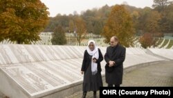 Înaltul Reprezentant al Bosniei și Herțegovinei, Christian Schmidt, la Memorialul Victimelor Genocidului din Srebrenica-Potocari.