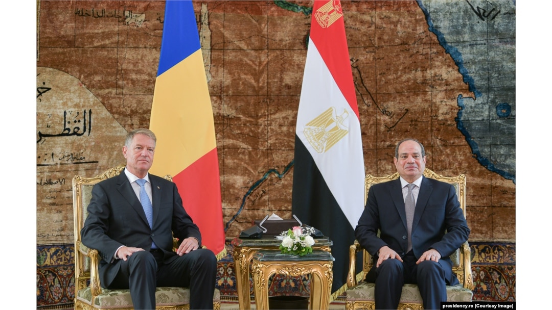 Președintele României, Klaus Iohannis, participă la ceremonia primirii oficiale organizată de către Președintele Republicii Arabe Egipt, Abdel Fattah El-Sisi, cu ocazia vizitei de stat în Cairo, Egipt, octombrie 2021.