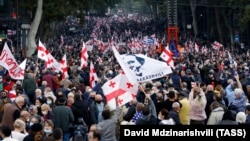 "Бірыңғай ұлттық қозғалыс" партиясының мүшелері Михаил Саакашвилидің бостандығын талап еткен митингіде. Тбилиси, 14 қазан 2021 жыл. 