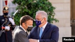Președintelui francez Emmanuel Macron (stânga) nu i-a trecut supărarea pe premierul australian Scott Morrison (dreapta) după ce Australia a anulat unilateral și fără să anunțe acordul cu Franța pentru construcția de submarine convenționale