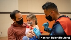 Koronavírus elleni Pfizer-vakcinát adnak be egy kislánynak az Egyesült Államokban, Pennsylvania államban 2021. november 6-án