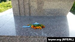 Цветы у памятника Тарасу Шевченко на День защитника и защитниц Украины, Севастополь, 14 октября 2021 года 