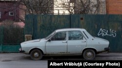 Bogdan, dealer de autovehicule a încercat în zadar să se logheze pentru a-și înregistra clienții în programul Rabla Plus. Imagine generică - Proiect foto „DACIA 50 Autoturismul”, fotograf Albert Vrăbiuță, Dacia 1300.