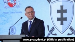 Președintele Poloniei, Andrzej Duda, a cerut o replică de tip militar a NATO față de comasarea de trupe rusești în Ucraina și criza refugiaților de la frontiera dintre Polonia și Belarus. Aici, la Vilnius, în Lituania, și ea afectată de războiul hibrid al Kremlinului.