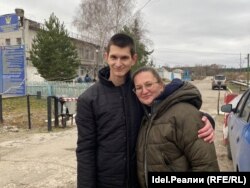 Ян Сидоров с матерью Надеждой