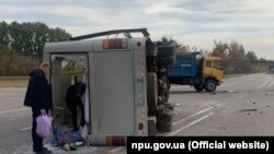 За даними правоохоронців, автобус, у якому перебували 17 білорусів, рухався у напрямку Києва і не надав переваги у русі вантажівці