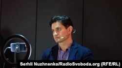 Сеітаблаєв під час документального перформансу «Крим, 5-та ранку», що розповідає про переслідування активістів і журналістів у Криму після 2014 року. 2 листопада 2021 року, Київ