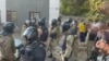 Російські силовики затримують кримських татар під будівлею суду. Сімферополь, Україна, 25 жовтня 2021 року 