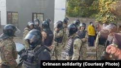 Російська поліція під будівлею Кримського гарнізонного військового суду, 25 жовтня 2021 року