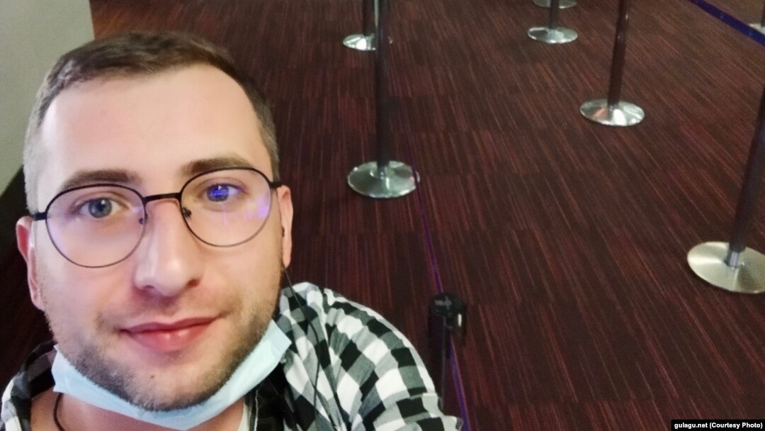 Снимка на човека, идентифициран като Сярхей, на летище "Шарл дьо Гол"