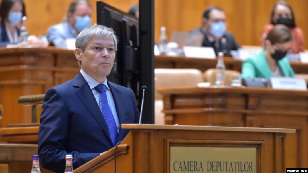 Dacian Cioloș le ceruse parlamentarilor în deschiderea ședinței de miercuri, să dea dovadă de responsabilitate și să voteze pentru învestirea guvernului pe care l-a propus.
