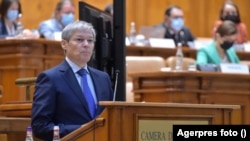 Dacian Cioloș le ceruse parlamentarilor în deschiderea ședinței de miercuri, să dea dovadă de responsabilitate și să voteze pentru învestirea guvernului pe care l-a propus.