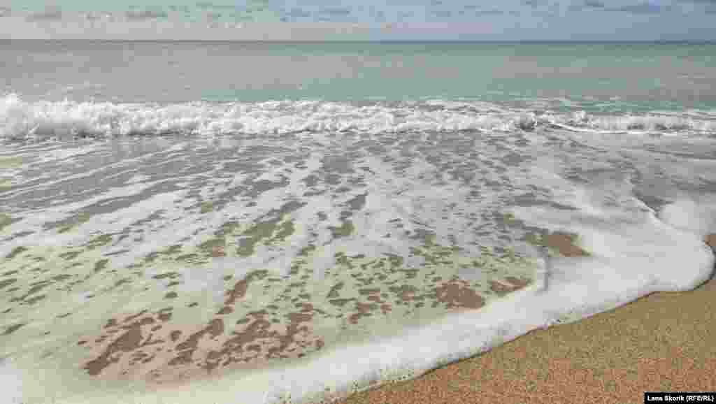 Волны перекатывают песок