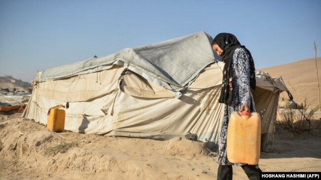 حبیبه یک دختر خرد سال که قربانی ازدواج اجباری شده و در یکی از کمپ های بیجا شدگان ولات بادغیس زندگی میکند