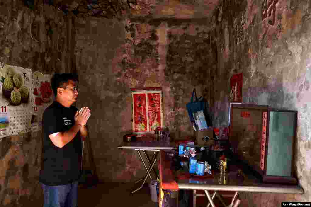 Csen Ing-ven imádkozik egy saját készítésű oltárnál egy régi bunkerban, ahol fiatal katonaként élt