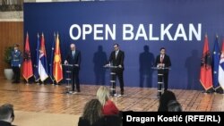 Premijer Albanije Edi Rama, predsednik Srbije Aleksandar Vučić i tada zamenik premijera Severne Makedonije Nikola Dimitrov na konferenciji za medije posle sastanka u okviru regionalne inicijative za saradnju "Open Balkan" u Beogradu 4. novembra 2021.