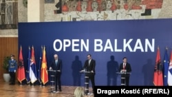 Premijer Albanije Edi Rama, predsednik Srbije Aleksandar Vučić i zamenik premijera Severne Makedonije Nikola Dimitrov na konferenciji za medije posle sastanka u okviru regionalne inicijative za saradnju "Open Balkan" u Beogradu 4. novembra 2021. 