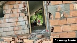 عکس مربوط به تخریب خانه اهالی بهایی روستای روشنکوه در تابستان امسال است