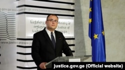Міністр юстиції Раті Брегадзе пояснює це рішення можливими загрозами безпеці та необхідністю захисту ув’язненого експрезидента