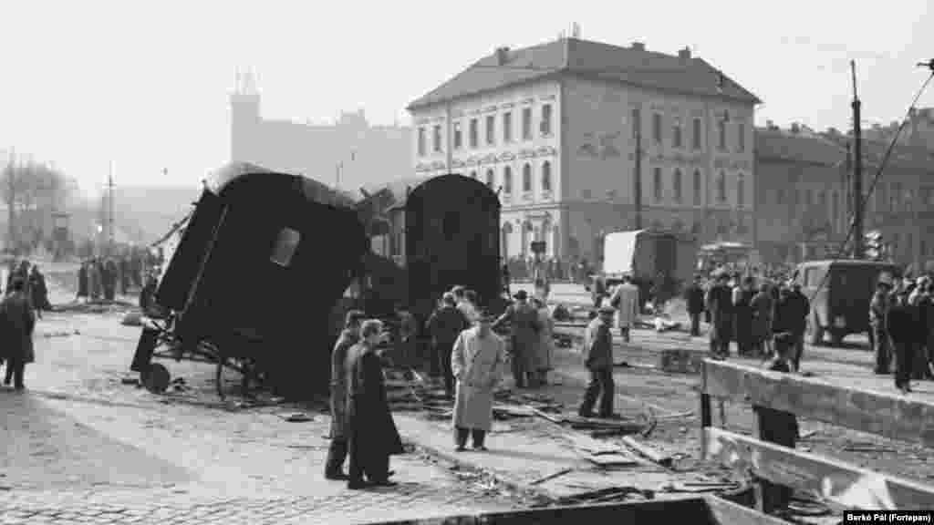 Budapest Széna tér 1956-ban vonatroncsokkal, 2021-ben villamosokkal.