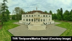 Castelul Săvârșin, cu o istorie de 5 secole, este astăzi reședința privată a familiei regale a României. Cumpărat în 1943 de Regele Mihai, castelul a fost confiscat de comuniști după abdicarea din 1947. Până în 2001, când i-a fost restituit Regelui, castelul s-a degradat grav.