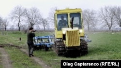 Tractorul sovietic cu care lucrează tânărul fermier, Radu Haret