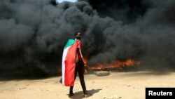 یک معترض به حاکمیت نظامی در خارطوم سودان، ۲۱ اکتبر ۲۰۲۱