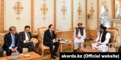 Спецпредставитель президента Казахстана Ержан Казыхан (в центре) и представители движения «Талибан» (справа). Кабул, 17 октября 2021 года