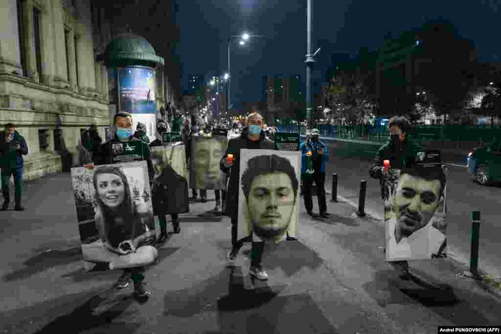 Fotografii cu victimele incendiului clubului &bdquo;Colectiv&rdquo; sunt purtate în timpul unui marș comemorativ în data de 30 octombrie 2021, în București. În urma incendiului care a avut loc pe 30 octombrie 2015 la Clubul &bdquo;Colectiv&rdquo;, 64 de persoane au murit și sute au fost rănite. Incendiul a declanșat un val de proteste anticorupție și o dezbatere la nivel național despre incompetența administrativă, mită și standardele de siguranță. &nbsp;