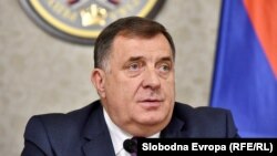 Milorad Dodik, Bosznia-Hercegovina elnökségének tagja sajtótájékoztatón Szarajevóban november 8-án