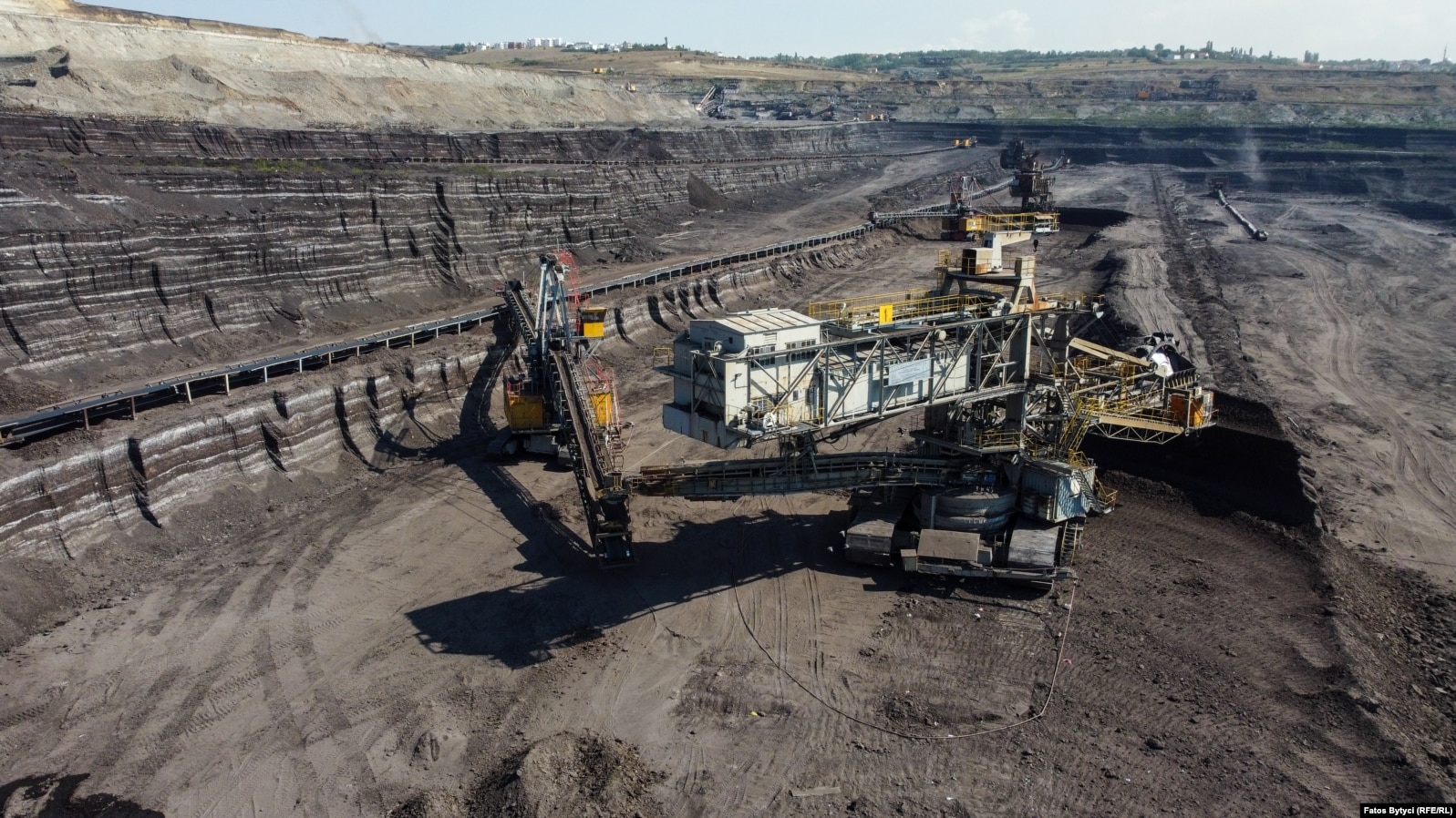 Edhe pse në Regjistrin Ekonomik të Serbisë si aktivitet i ndërmarrjes Minierat Sipërfaqësore të Kosovës figuron nxjerrja e qymyrit dhe selia e saj në Obiliq, ajo nuk e kryen këtë aktivitet. Këtë hapësirë e menaxhon Korporata Energjitike e Kosovës (KEK).