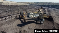 Iako je u srpskom privrednom registru kao delatnost firme Površinski kopovi Kosovo upisana eksploatacija uglja i sedište u Obiliću, ona taj posao ne obavlja. Površinskim kopovima u Obiliću upravlja Kosovska energetska korporacija (KEK)