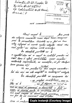 Notă din 1975 scrisă de mână de către Petrov, adică Traian Băsescu. Denunță un student că ar vrea să rămână în străinătate. Pagina 1