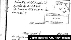 Notă din 1975 scrisă de mână de către Traian Băsescu. Denunță un student că ar vrea să rămână în străinătate. Click pentru toate paginile