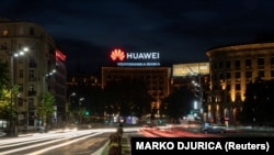 Huawei-reklám Belgrád központjában 2020. augusztus 11-én