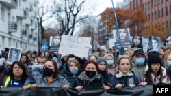 Tiltakozás az abortuszt tiltó törvény ellen Varsóban 2021. november 21-én