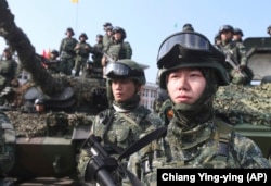 Taiwanese soldiers take part in military exercises as part of their country's efforts to show its determination to defend itself from Chinese threats. (file photo)