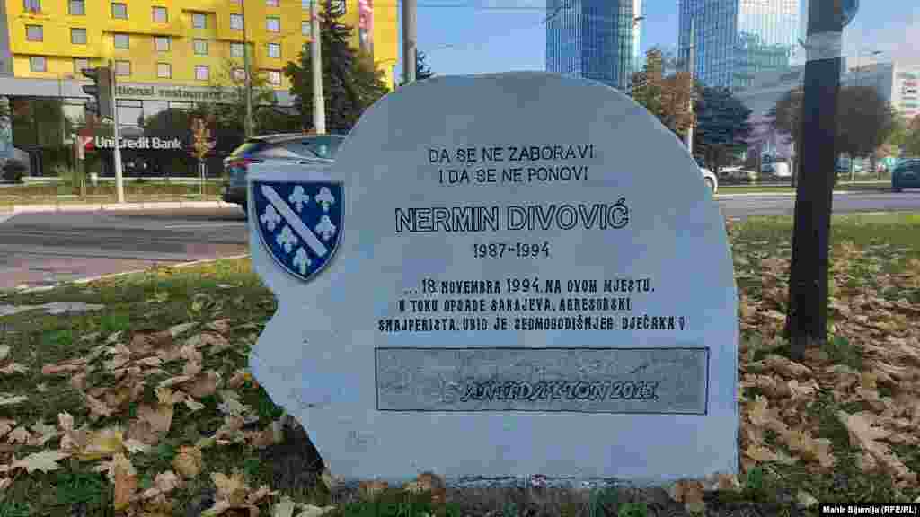 Ispred Filozofskog fakulteta u Sarajevu nalazi se spomen-ploča Nerminu Divoviću koji je smrtno stradao 1994.godine od snajperskog hica.