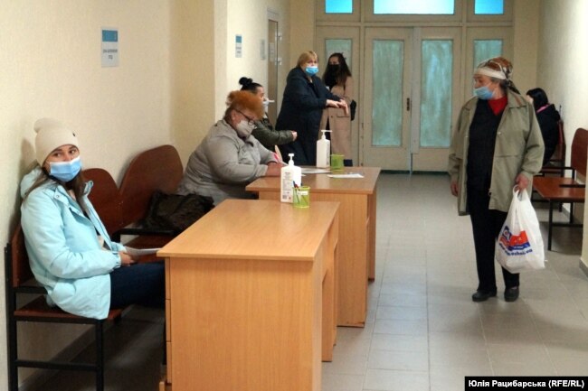 Біля пункту вакцинації
