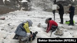 "Азаттыктын" журналисттери Ысык-Көлдөгү Кара-Баткак мөңгүсүндө, 4-июль, 2021-жыл. 