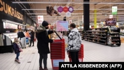 Vásárlók a csömöri Auchan áruházban 2021. február 12-én (Képünk illusztráció)