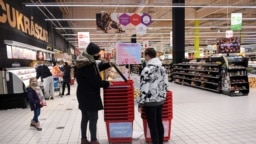 Vásárlók a csömöri Auchan áruházban 2021. február 12-én (Képünk illusztráció)