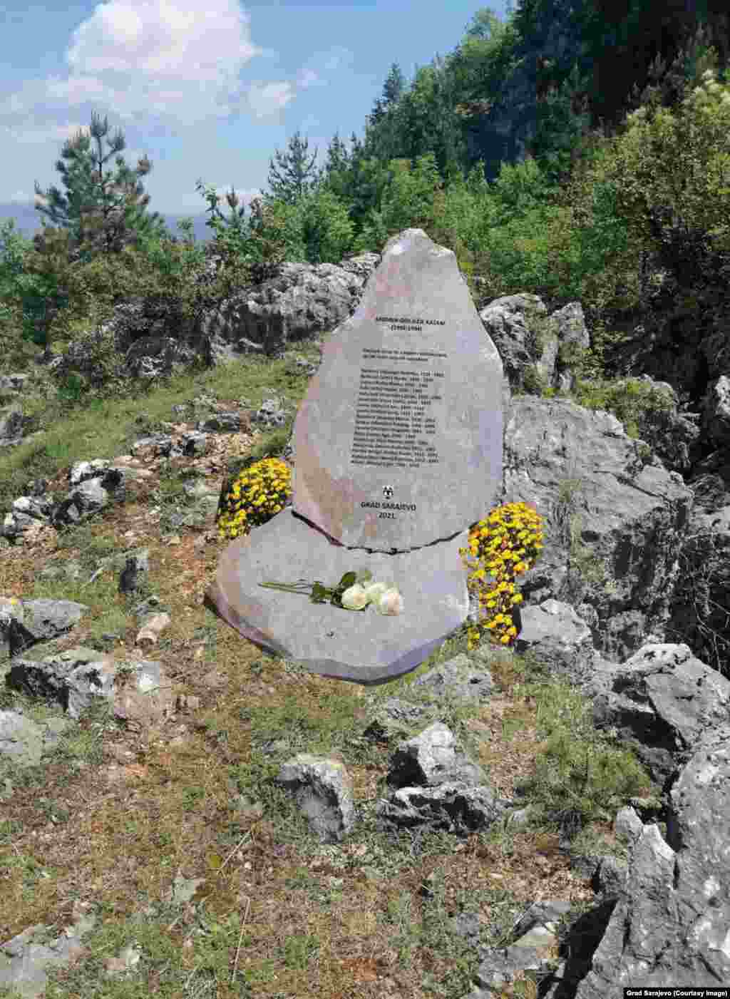 Na spomen-ploči na Kazanima se navode godina smrti i imena žrtava.