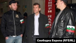Боян Станков-Расате в компанията на двама "гвардейци", носещи по характерен начин знака на БНС - НД